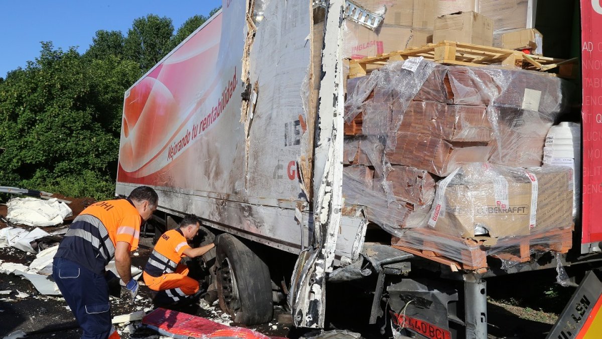 Un camión colisiona por alcance contra otro que se encontraba cambiando una rueda, como resultado del impacto resulta herido grave el conductor de unos de los camiones, la via a quedado cortada desde las 4:00 horas sentido Portugal.- ICAL.