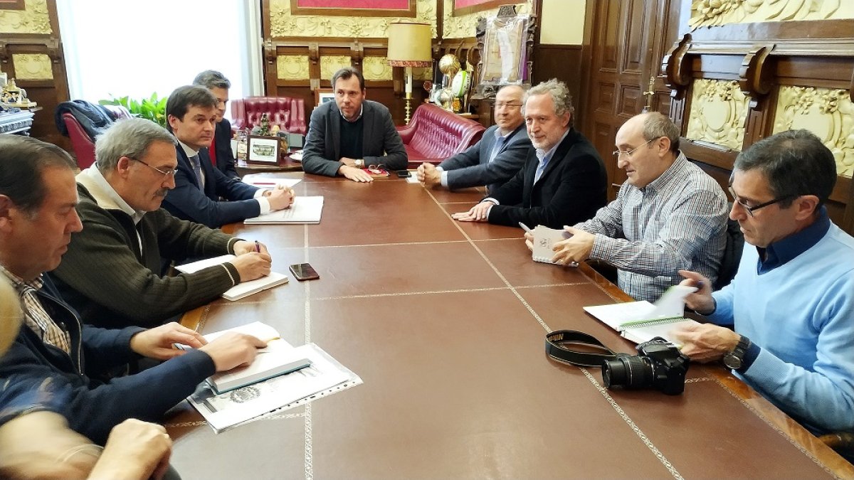 Los presidentes de las asociaciones de vecinos afectadas se reúnen con Puente, Saravia y Álvarez por las obras del túnel de Andrómeda en el Ayuntamiento. E. M.