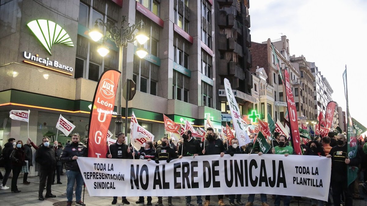 Concentración de trabajadores de Unicaja Banco en León contra el ERE que plantea la entidad. - ICAL