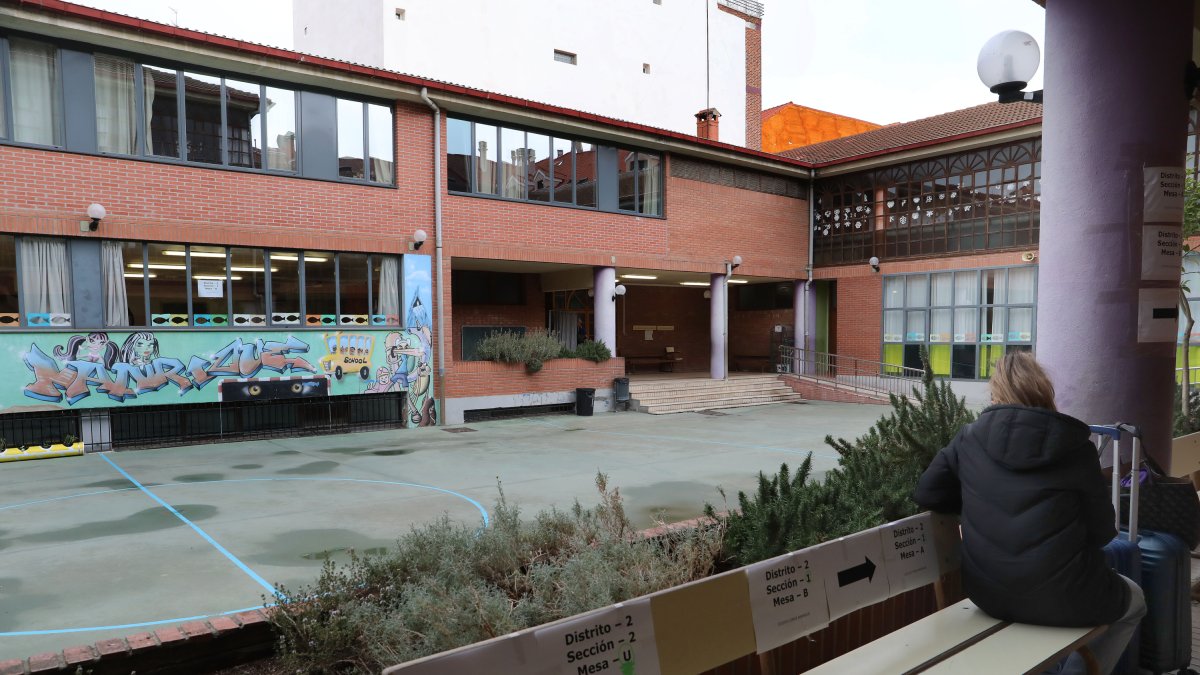 Elecciones municpales en Palencia, colegio electoral en el CEIP Jorge Manrique.-ICAL