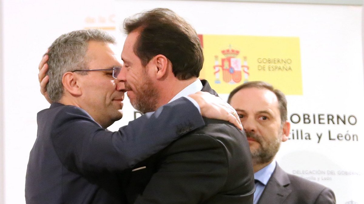 Javier Izquierdo y Óscar Puente se abrazan. - ICAL