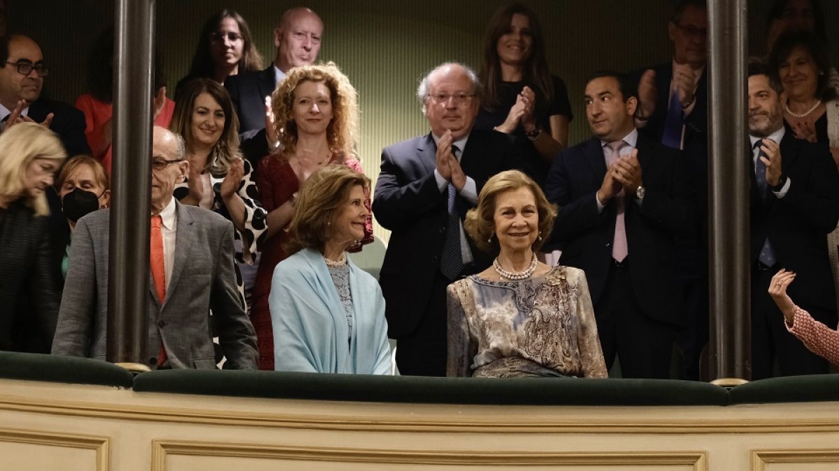 La Reina Sofía, acompañada por la Reina Silvia de Suecia, asiste a un concierto en el Teatro Liceo con motivo de la ''Global Summit Neuro 2020/2022''. - ICAL
