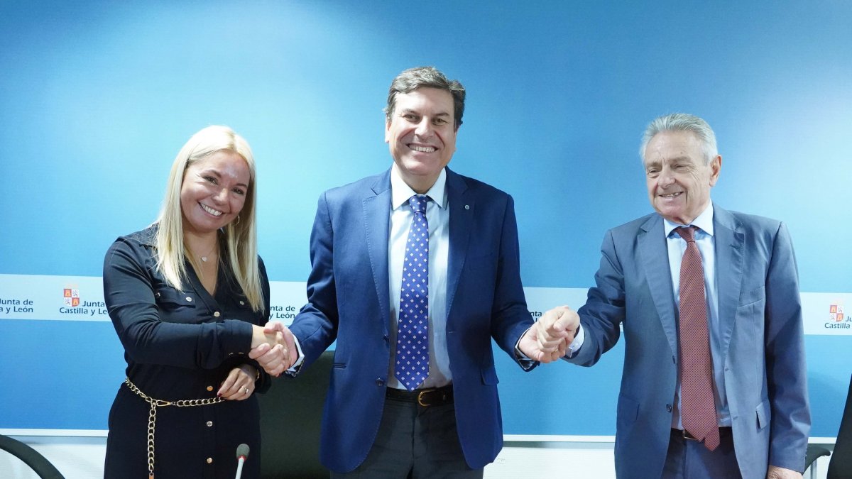 El consejero de Economía y Hacienda y portavoz, Carlos Fernández Carriedo, firma el protocolo de colaboración entre la Junta, Switch Mobility y el Clúster de automoción de Castilla y León (FACYL).Ical