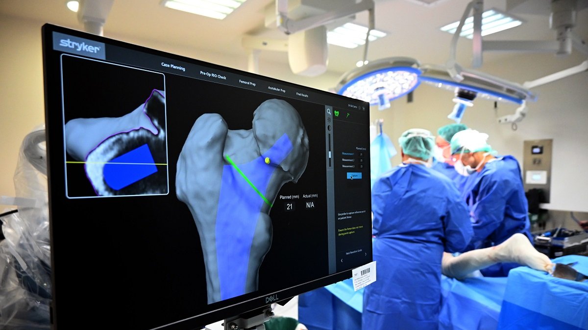 El hospital vallisoletano es el primero público en España en contar con una plataforma robótica para planificar operaciones protésicas en 3D