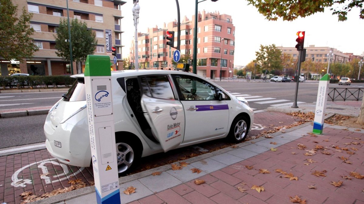 Primer taxi eléctrico de España en un punto de recarga en Valladolid. - ICAL