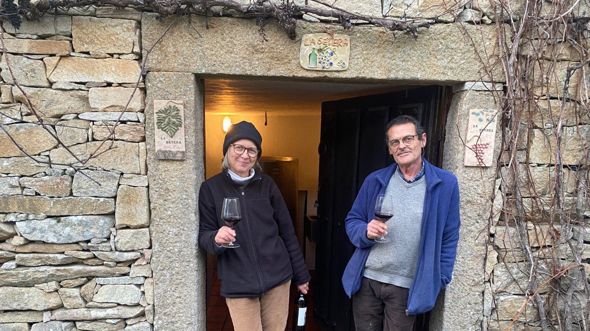 Sara y Pachi, a la puerta de la bodega La Setera, en Fornillos de Fermoselle.