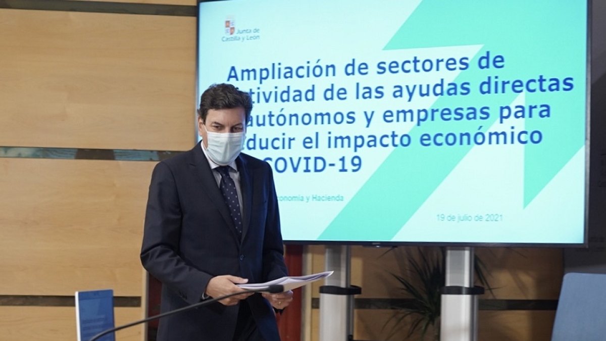 El consejero de Economía y Hacienda, Carlos Fernández Carriedo, presenta la ampliación de ayudas a nuevos sectores.- ICAL