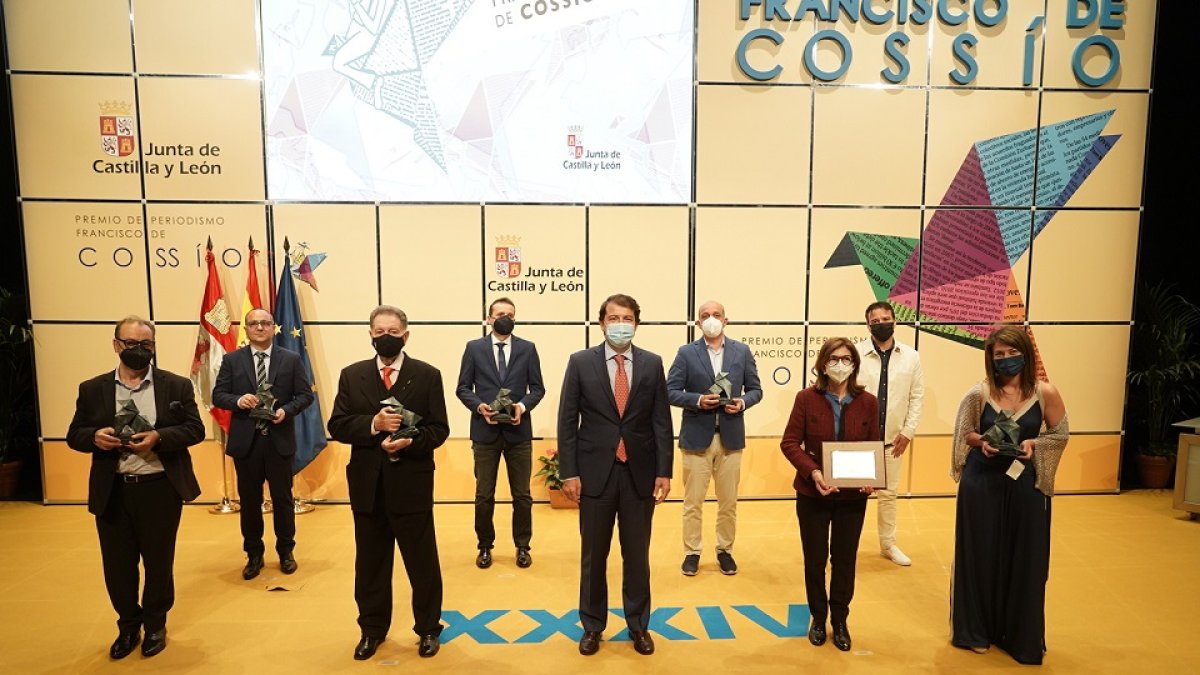 Foto de familia de los premiados en los XXXIV Premio de Periodismo Francisco de Cossío. / ICAL
