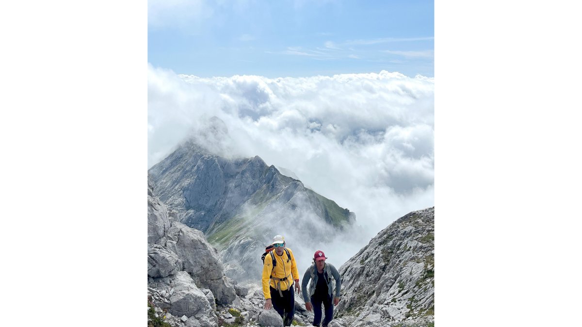 Dos montañeros por encima de las nubes, en el tramo final de la ascensión. / NS