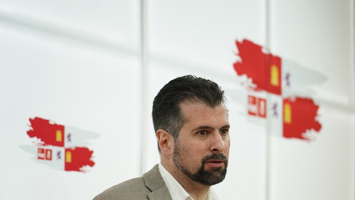 El secretario general del PSOE de Castilla y León, Luis Tudanca, durante la rueda de prensa.- ICAL