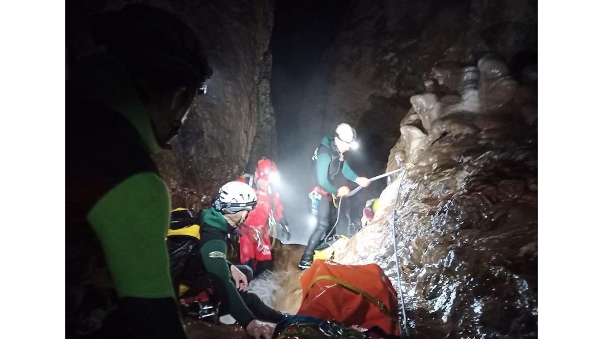 Rescate de un espeleólogo que sufrió una caída en la cueva de Valporquero.- 112 CYL
