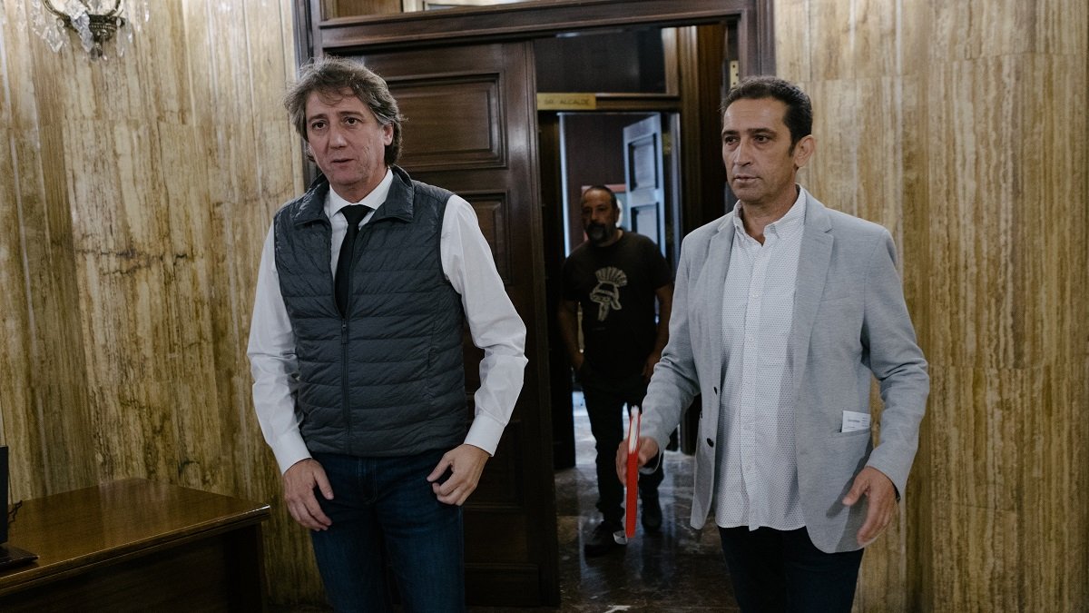 El secretario general de CCOO Castilla y León, Vicente Andrés, con el alcalde de Soria, Carlos Martínez.- ICAL
