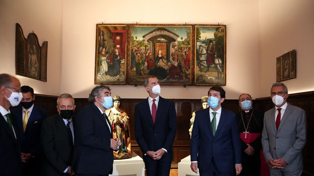 Su majestad el Rey de España, junto al presidente de la Junta, Alfonso Fernández Mañueco, visitan la exposición 'LUX' de las Edades del Hombre en la catedral de Burgos. - ICAL