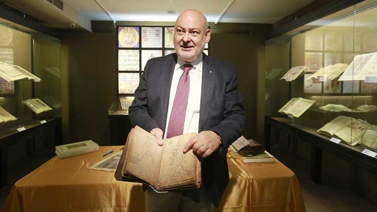 Juan José García en el interior del Museo del Libro y Museo del Cid. - RAÚL G. OCHOA