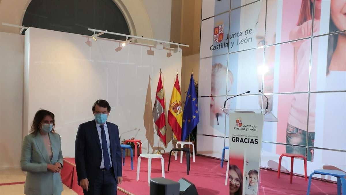 El presidente de la Junta, Alfonso Fernández Mañueco, con la consejera de Educación, Rocío Lucas, en el acto de homenaje a docentes y alumnos. - EUROPA PRESS