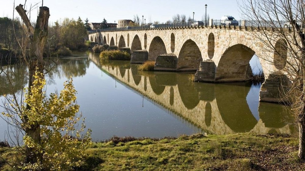 El Puente de Piedra de Zamora es uno de los cinco que atraviesan el río Duero a su paso por la capital zamorana. Durante siglos fue el único paso del río en la ciudad. - ICAL
