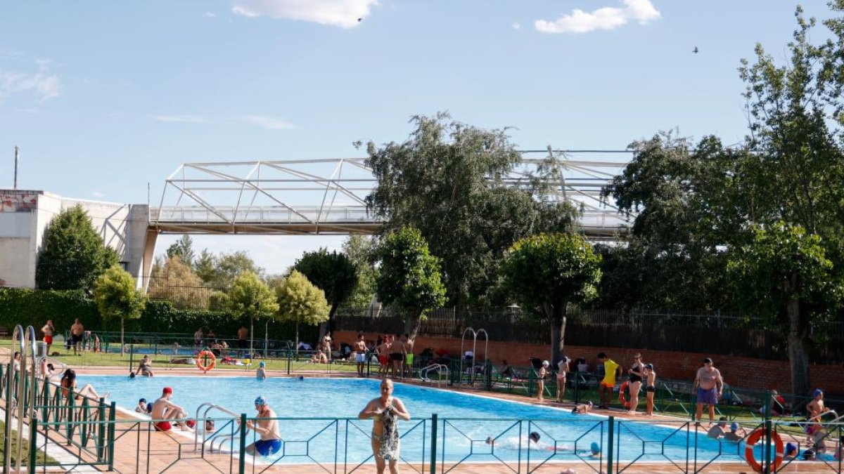 Grupo de personas se refresca en una piscina de Valladolid.- PHOTOGENIC