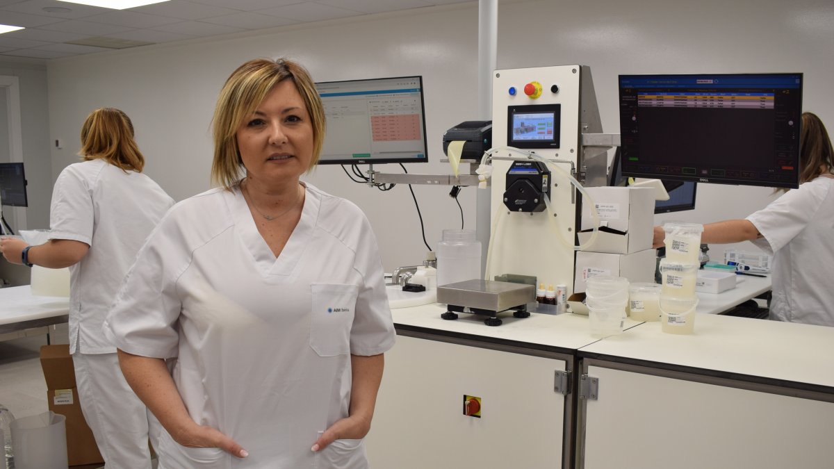 Pilar Pérez, directora del centro AIM Soria, en el laboratorio desde donde salen las dosis seminales / HDS