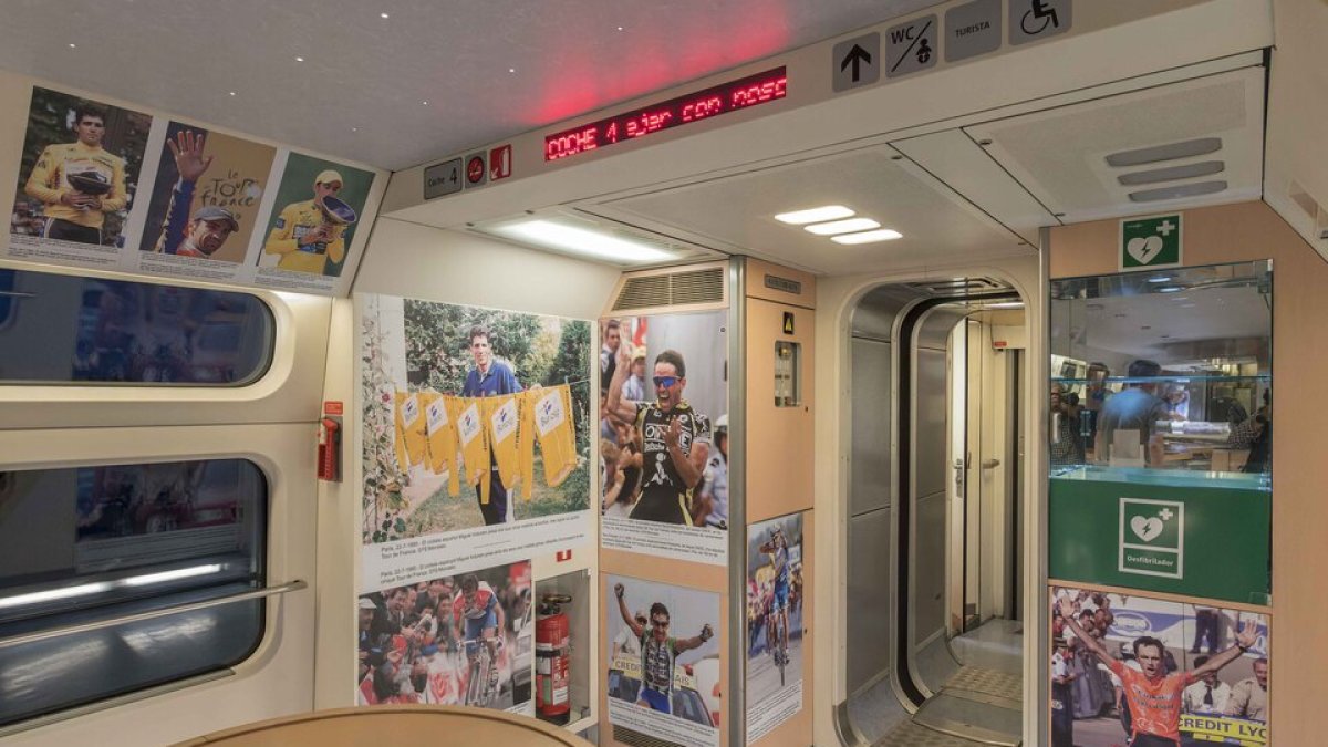 Vagón del tren con recuerdos al Tour de Francia. / E. M.