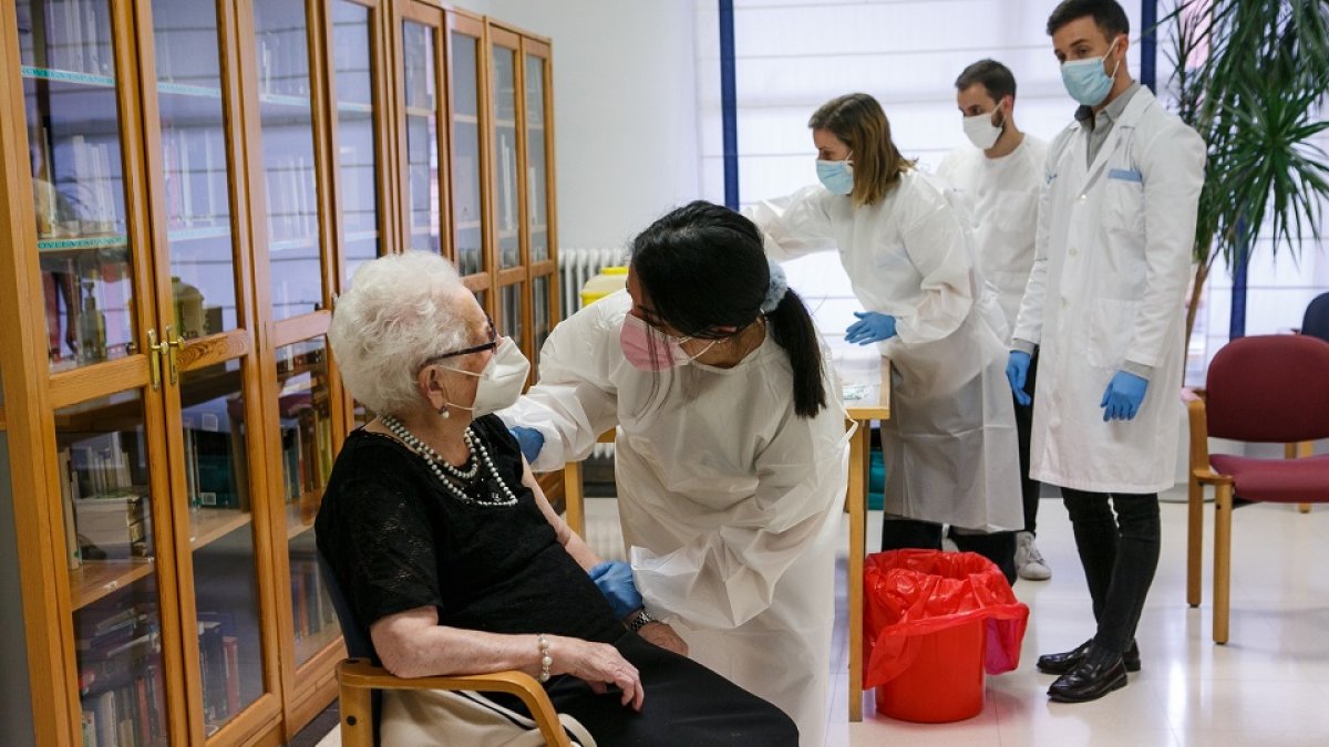 Felicitas Jiménez, la primera soriana en recibir la vacuna, en la residencias Los Royales, en Soria.- ICAL
