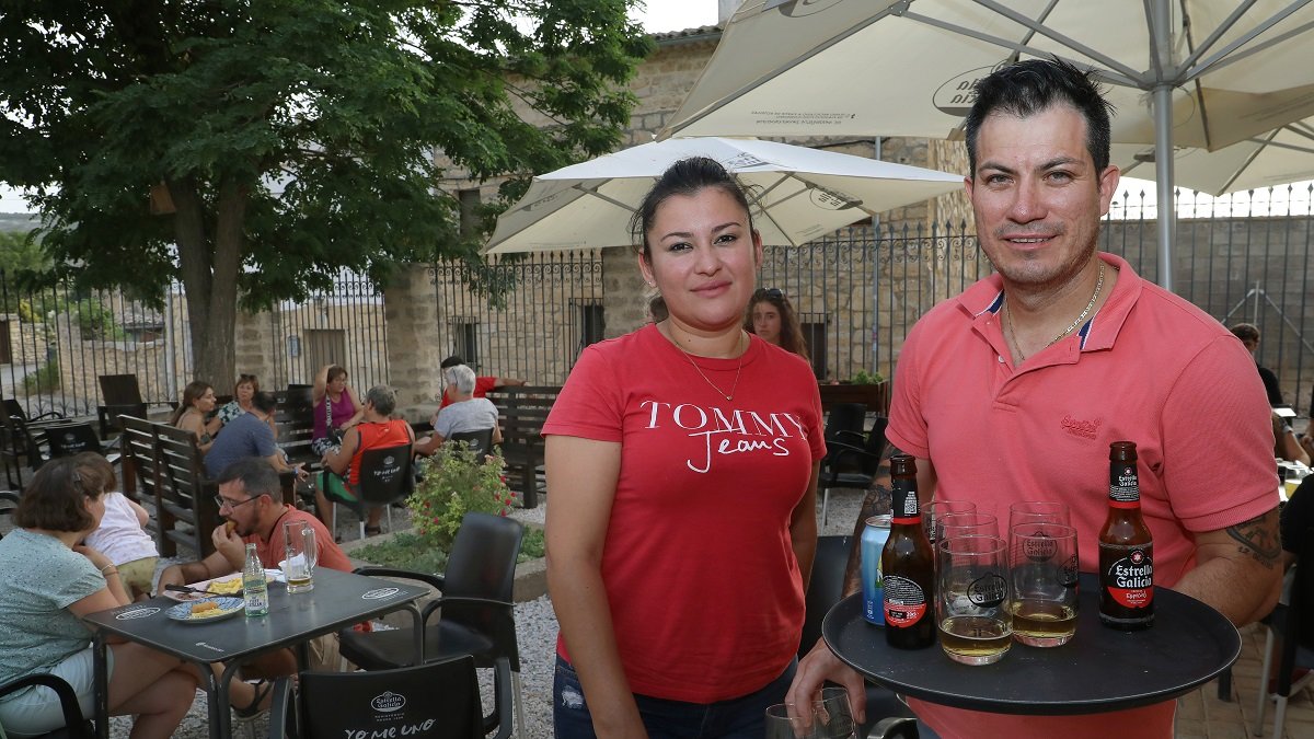 Fabián Rodríguez y Aurora Benítez, en la terraza del bar de Villalaco, Palencia.- ICAL