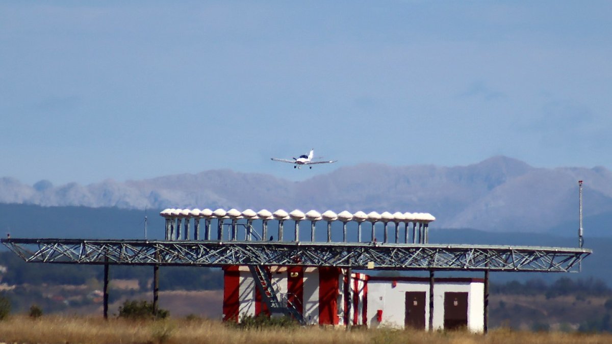 Avioneta en la base aérea de La Virgen del Camino, en León. - ICAL