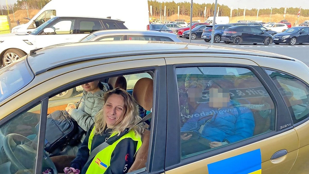María Forte en su coche junto a las dos familias que recogió en Polonia y con las que llegó a Valladolid. -E.M.
