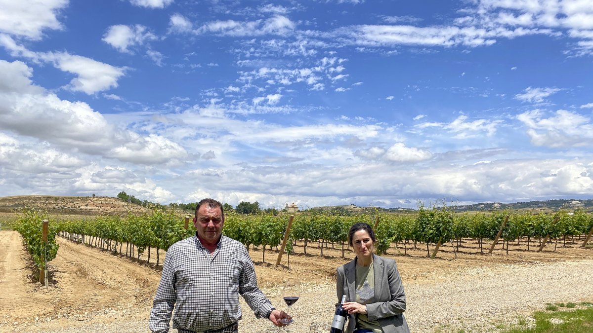 Emiliano Lubiano y Mónica Peñas, junto al lagar de piedra en los viñedos de Velvety Wines, en Pesquera de Duero.  /