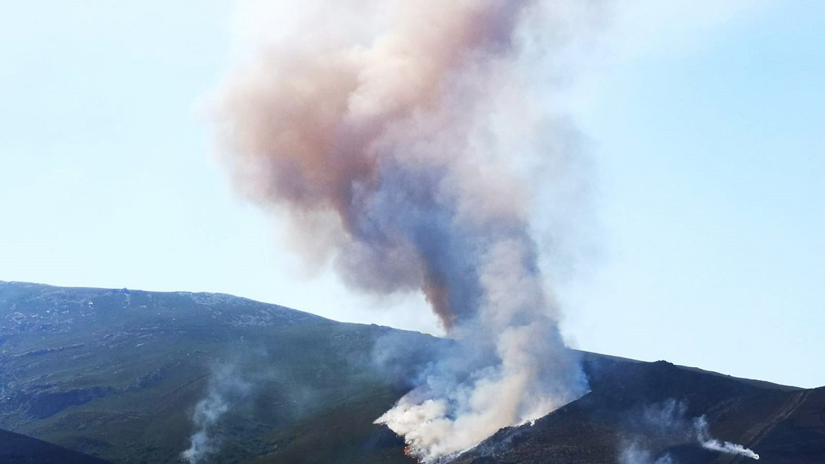 Reactivado el flanco izquierdo del incendio del campo de tiro del Teleno.- Ical