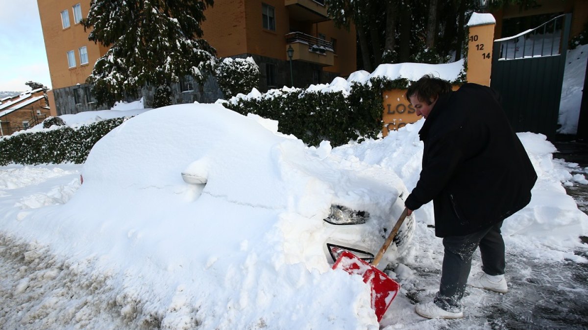 Un hombre retirando nieve ICAL