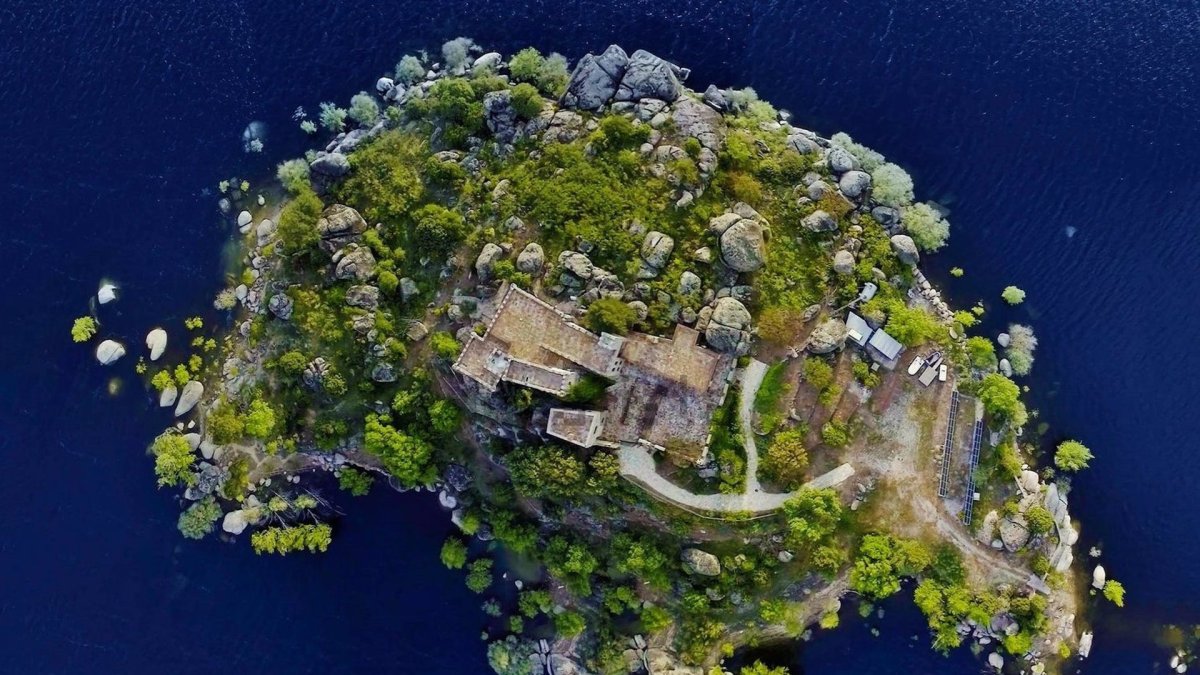 La isla privada con castillo amurallado en Barraco. - IDEALISTA