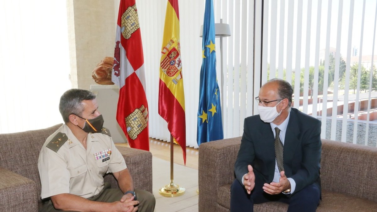 El presidente de las Cortes de Castilla y León, Luis Fuentes, recibe al general César García del Castillo, con motivo de su reciente nombramiento. - ICAL
