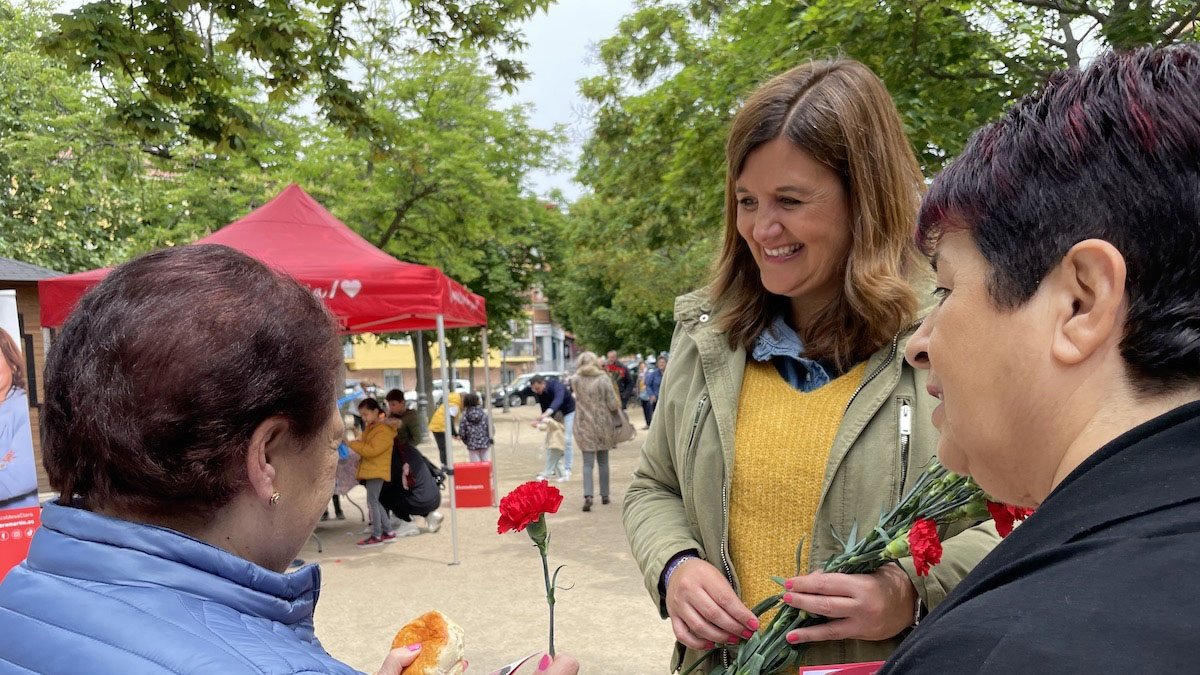 La candidata del PSOE a la Alcaldía, Clara Martín, celebra la Fiesta de la Rosa en el barrio de San Lorenzo. ICAL