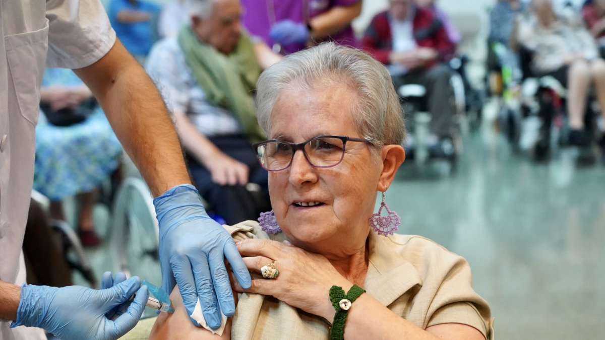 Inicio de la campaña de vacunación frente a la gripe y Covid-19 en residencias de ancianos de Castilla y León. ICAL