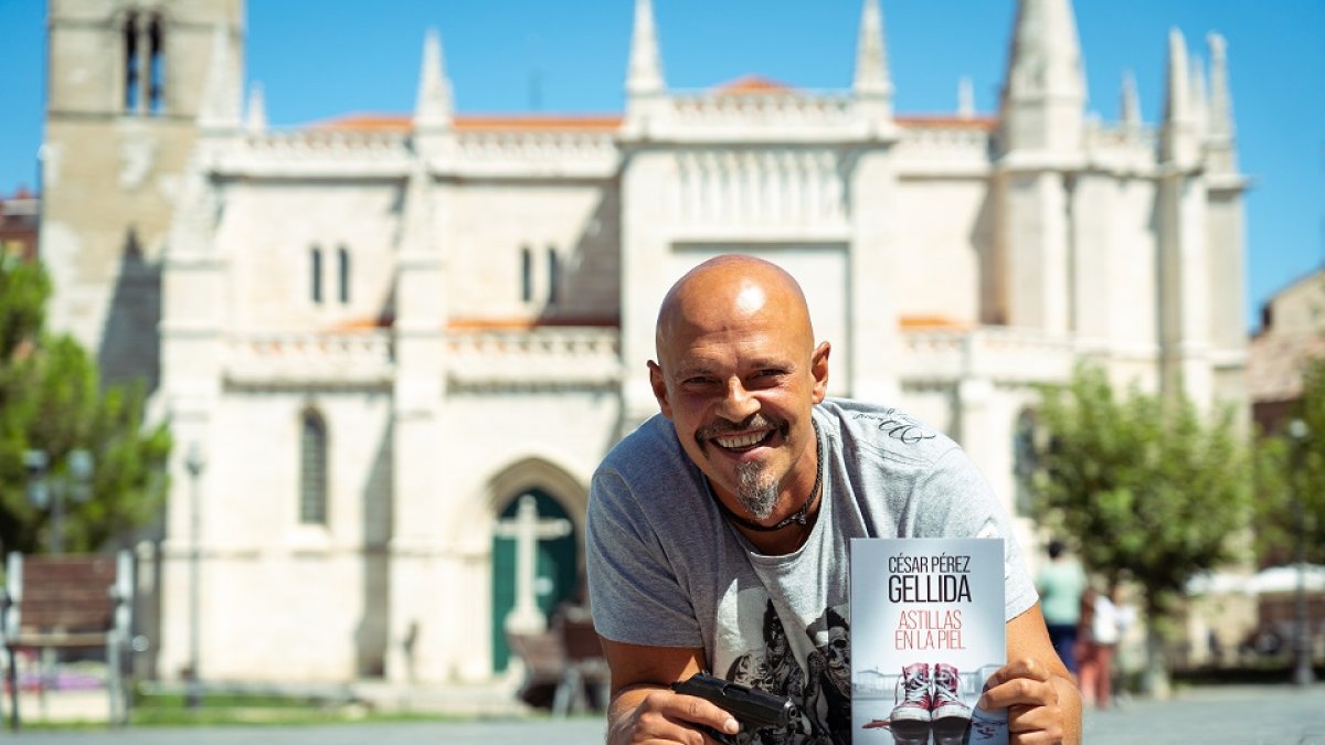 César Pérez Gellida, frente a la iglesia de Santa María de la Antigua de Valladolid, con su última novela ‘Astillas en la piel’. ARGI COMUNICACION