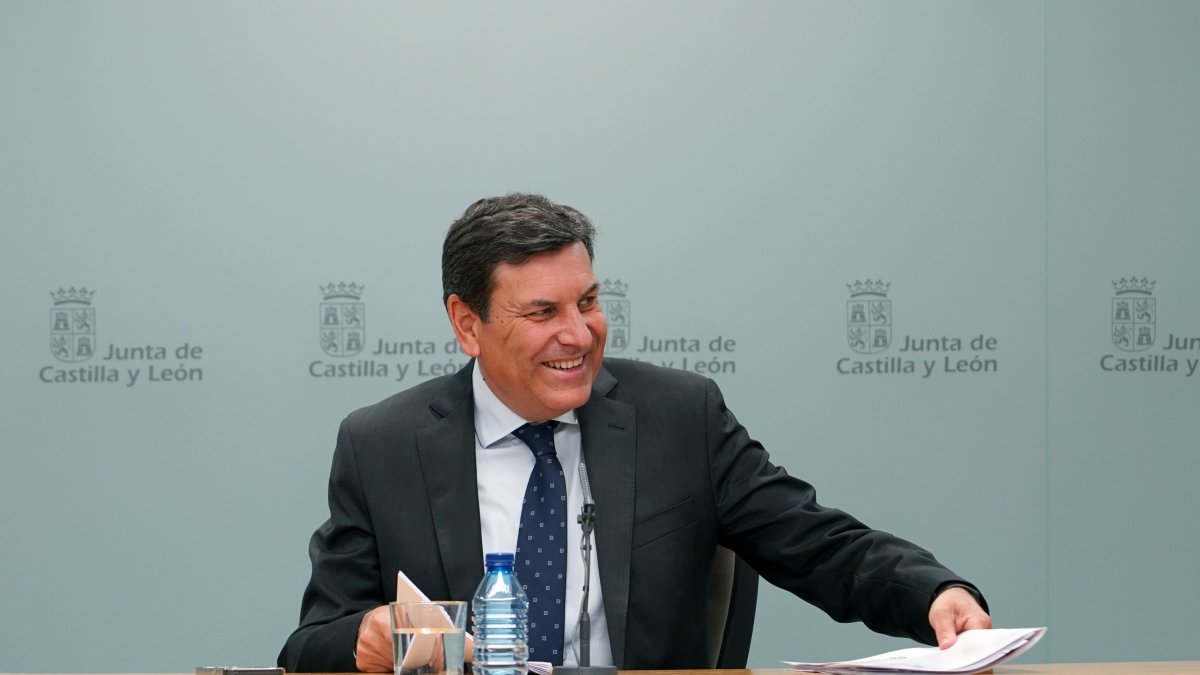 El consejero de Economía y Hacienda y portavoz, Carlos Fernández Carriedo, comparece en la rueda de prensa posterior al Consejo de Gobierno. ICAL