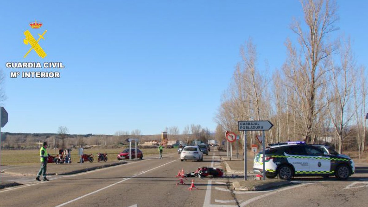 Accidente de tráfico en el que murió una motorista en Sariegos, León.- ICAL