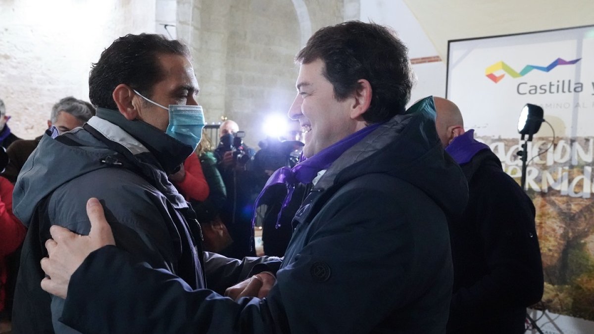 Vicente Andrés saluda a Alfonso Fernández Mañueco. -ICAL