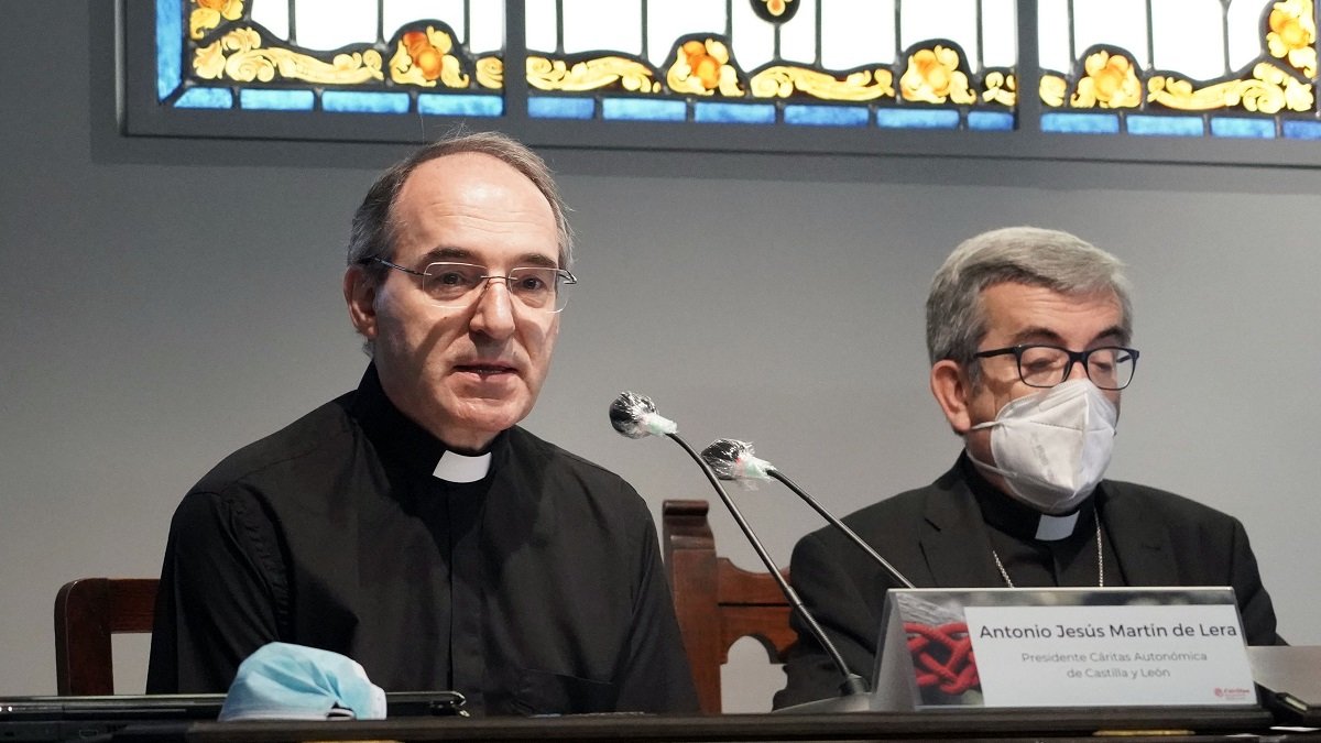 El coordinador Autonómico de Cáritas Castilla y León, Jesús Martín de Lera, y el arzobispo de Valladolid, Luis Argüello, en la presentación de la Memoria de 2021 de Cáritas.- ICAL