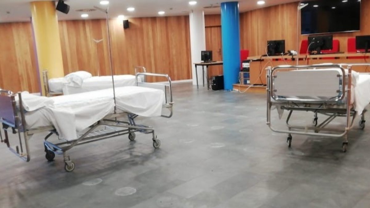 Camas instaladas ya en el salón de actos del hospital de Segovia.