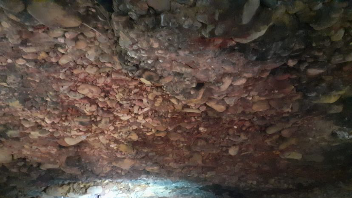 Investigadores del Instituto de Estudios Cabreireses (IEC) descubren en el municipio de Puente de Domingo Flórez (León) una gran mina de oro subterránea romana. -ICAL