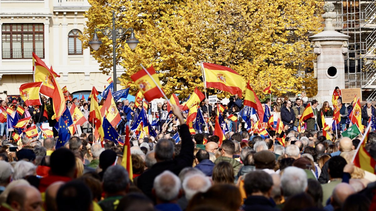 Miles de personas se concentran en León por la igualdad de los españoles y contra la amnistía. ICAL