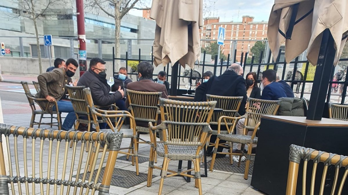 Varios altos cargos de la Junta de Castilla y León sentados en una terraza de Valladolid incumpliendo el máximo de 6 personas por mesa.- E.M.