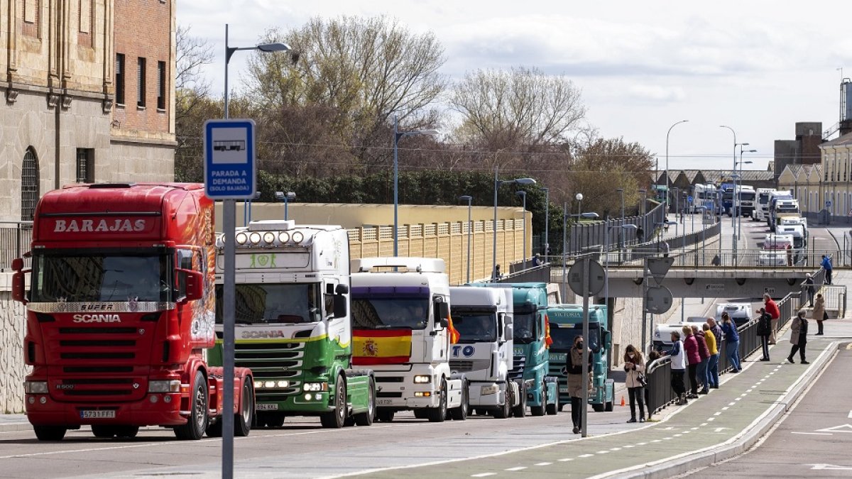Unos cien camiones participan en una marcha lenta por la ciudad de Salamanca para protestar por la situación del transporte con la subida de los precios del carburante.- ICAL