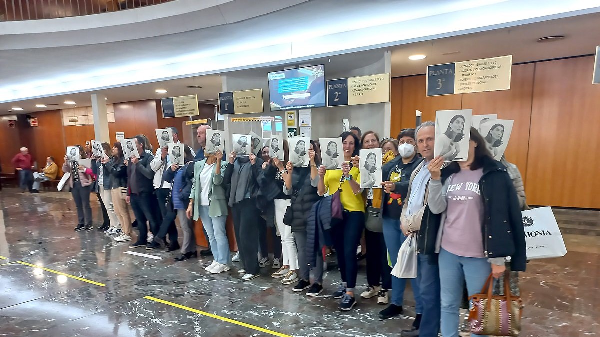 Personal de Justicia de Valladolid, en una iniciativa de trabajadores, posan con caretas de la ministra Pilar Llop en juzgados de la capital.- E. M.