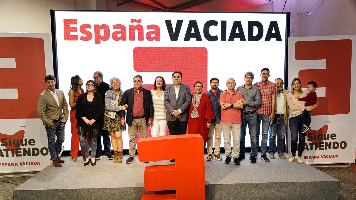 Foto de familia de un acto de España Vaciada antes de las elecciones municipales del 28M.- E. PRESS