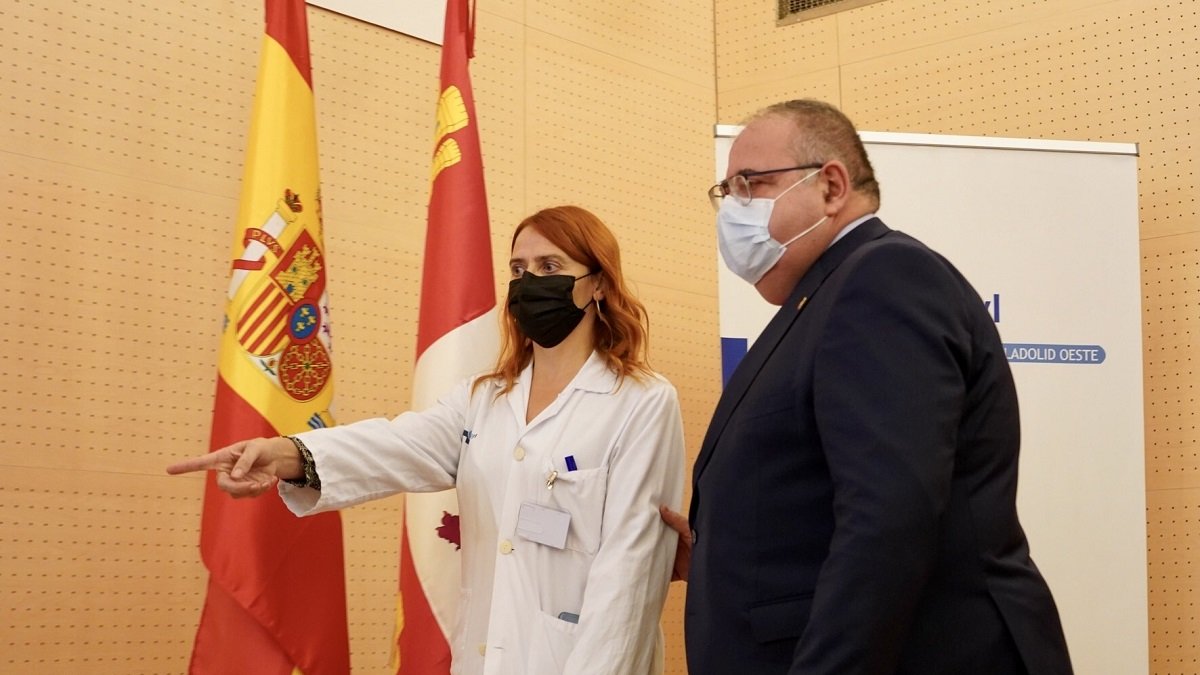 El consejero de Sanidad, Alejandro Vázquez, asiste a la presentación de la gerente del Hospital Universitario Río Hortega de Valladolid, Belén Cantón. / ICAL