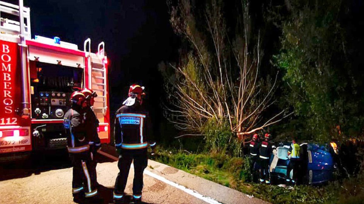 Accidente de un vehículo en la carretera CL-623 en Carrocera (León) en le que dos personas resultaron heridas. - ICAL