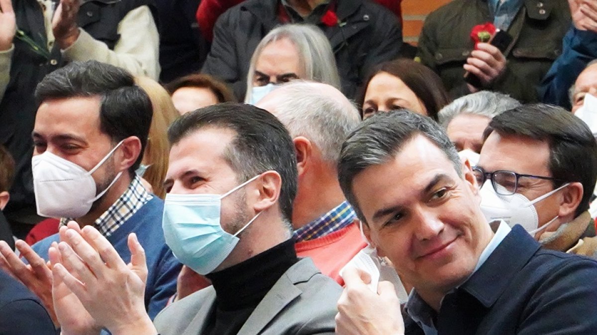 Pedro Sánchez junto a Luis Tudanca en el acto electoral de León.- ICAL