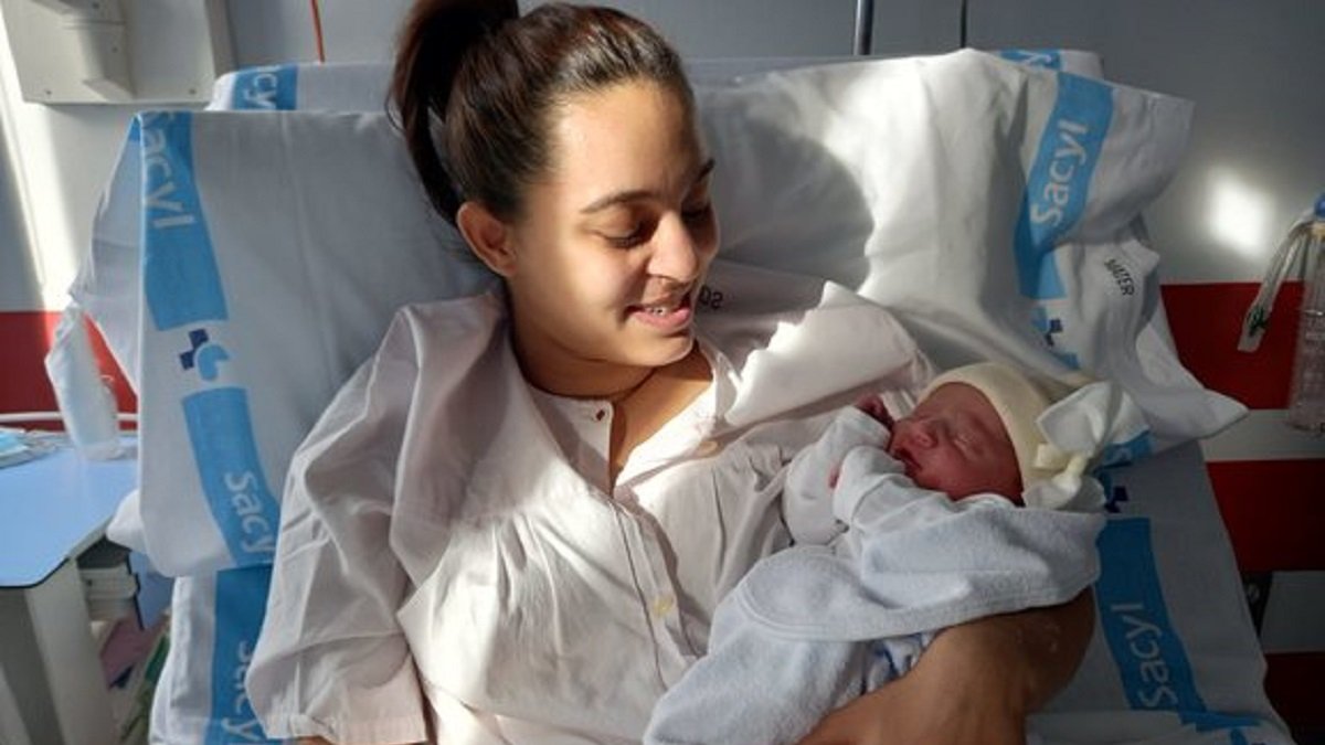 Viktoriya sostiene a Ariadna, el primer bebé de Soria en 2023.- E.M